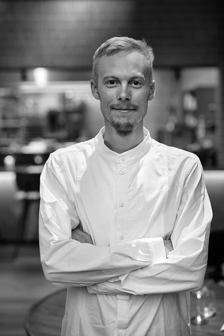 Køkkenchefen i hans nye omgivelser i Carlsberg Byen hvor der serveres moderne præget nordisk køkken med et moderne